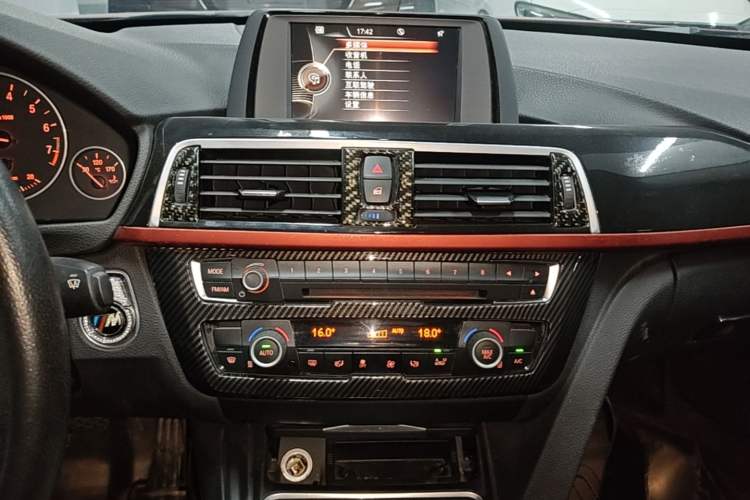 Used BMW 3 Series 2015 320Li Luxury Edition Fashion Model Audio And AC Panel