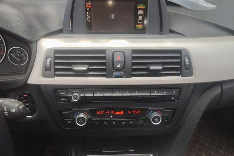 Used BMW 3 Series 2015 320Li Luxury Edition Fashion Model Audio And AC Panel