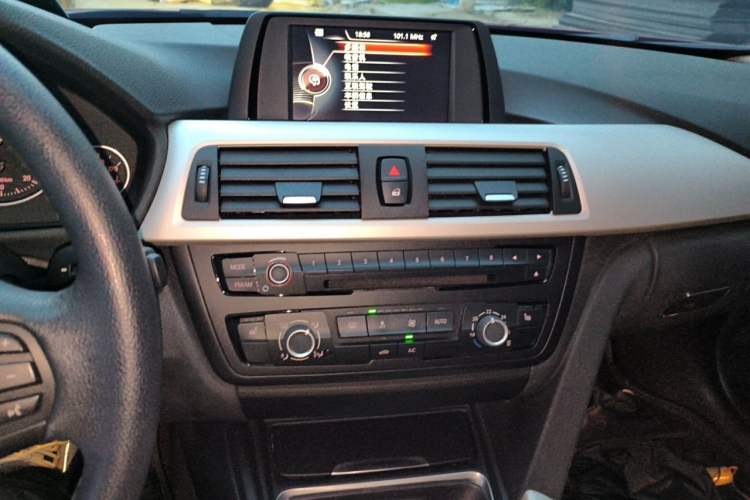 Used BMW 3 Series 2015 316Li Fashion Model Audio And AC Panel