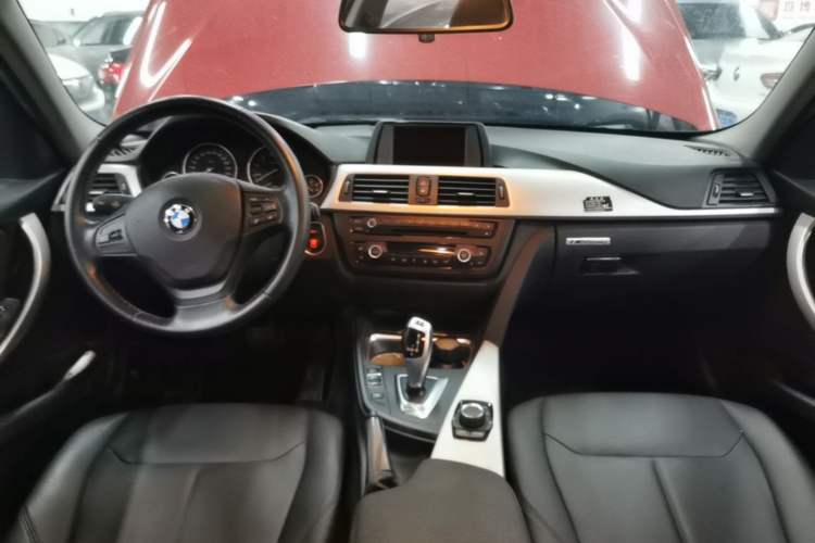 Used BMW 3 Series 2015 320i Luxury Line Stylish Edition Center Console