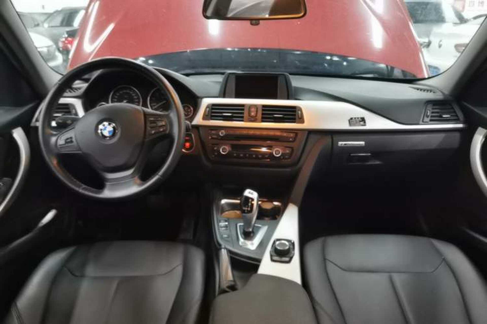 Used BMW 3 Series 2015 320i Luxury Line Stylish Edition Center Console
