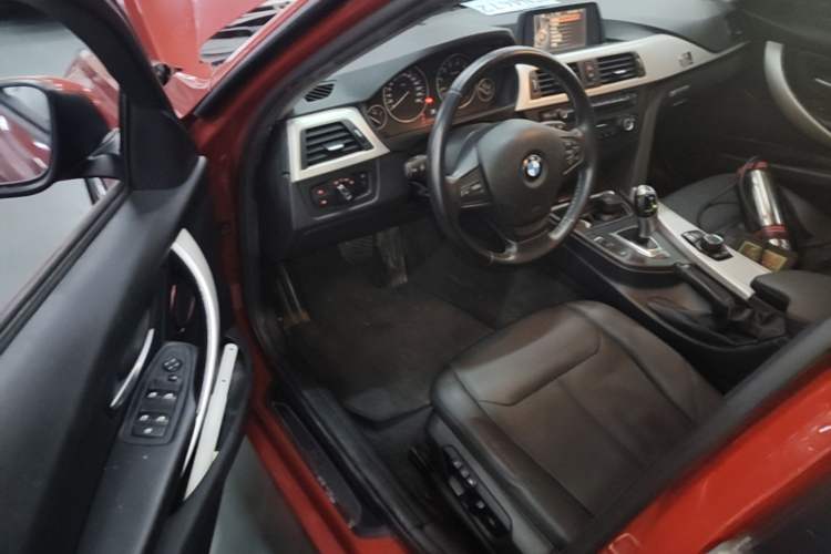 Used BMW 3 Series 2015 320i Luxury Line Stylish Edition Driver Seat
