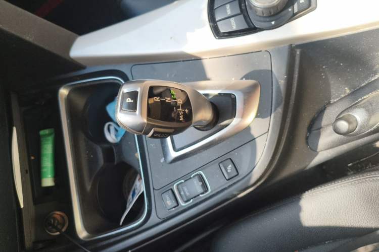 Used BMW 3 Series 2015 320i Luxury Line Stylish Edition Gear Lever