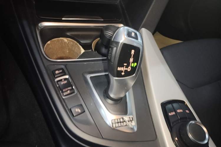 Used BMW 3 Series 2015 320i Luxury Line Stylish Edition Gear Lever