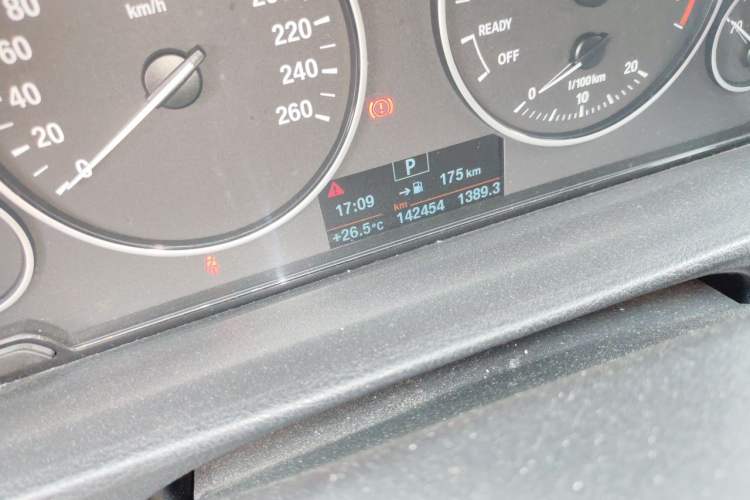 Used BMW 3 Series 2015 320Li Luxury Edition Fashion Model Odometer Close Up
