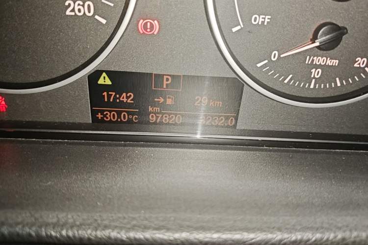 Used BMW 3 Series 2015 320Li Luxury Edition Fashion Model Odometer Close Up