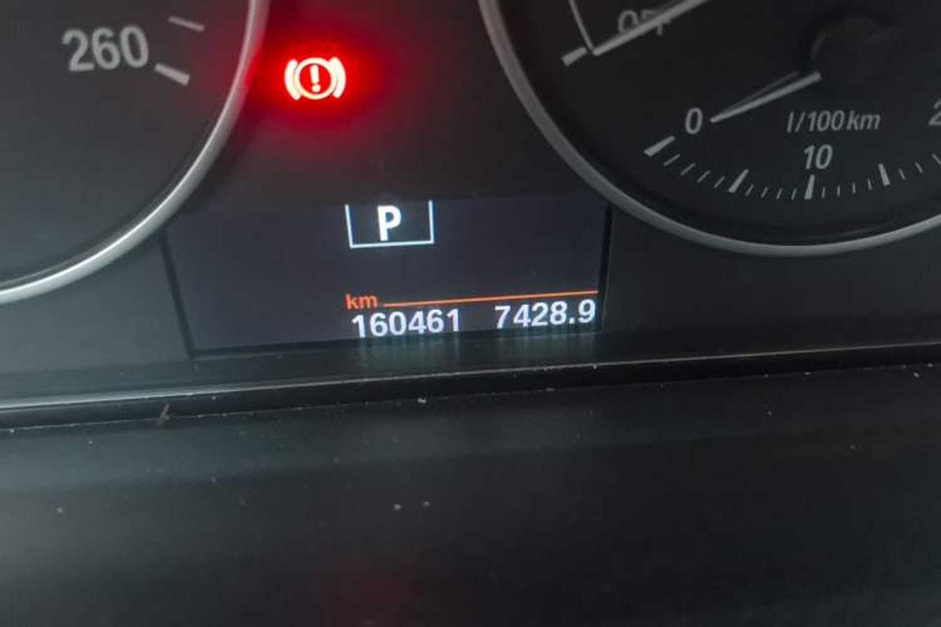 Used BMW 3 Series 2015 320Li Luxury Edition Fashion Model Odometer Close Up