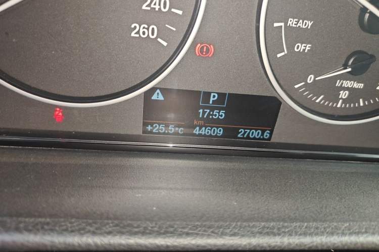Used BMW 3 Series 2015 320Li Luxury Edition Fashion Model Odometer Close Up