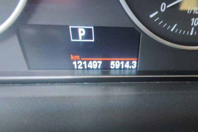 Used BMW 3 Series 2015 320Li Fashion Model Odometer Close Up