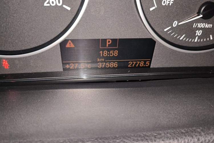 Used BMW 3 Series 2015 316Li Fashion Model Odometer Close Up