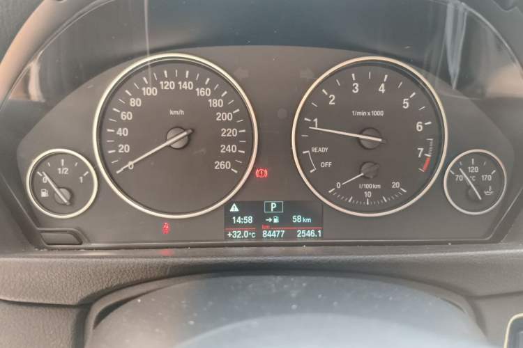 Used BMW 3 Series 2015 320i Luxury Line Stylish Edition Odometer Close Up
