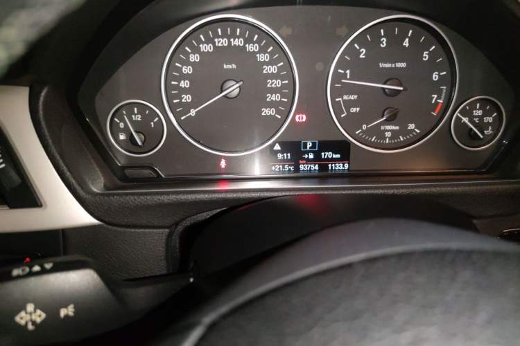 Used BMW 3 Series 2015 320i Fashion Model Odometer Close Up
