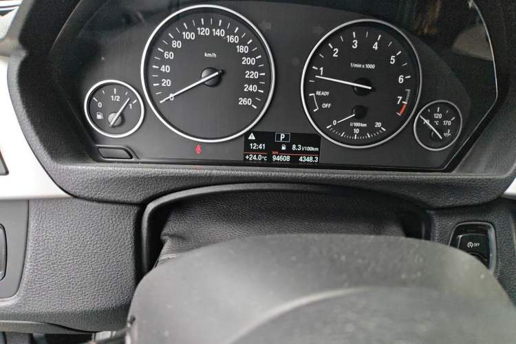 Used BMW 3 Series 2015 320Li Fashion Model Odometer Close Up