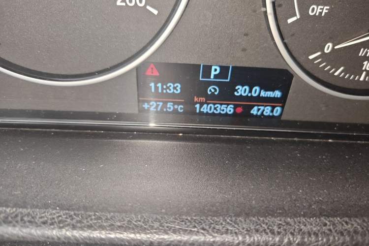 Used BMW 3 Series 2015 320Li Luxury Edition Fashion Model Odometer Close Up