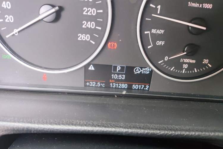 Used BMW 3 Series 2015 320Li Luxury Edition Fashion Model Odometer Close Up