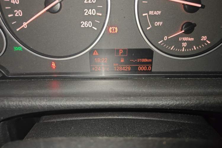 Used BMW 3 Series 2015 320Li Luxury Edition Fashion Model Odometer Close Up