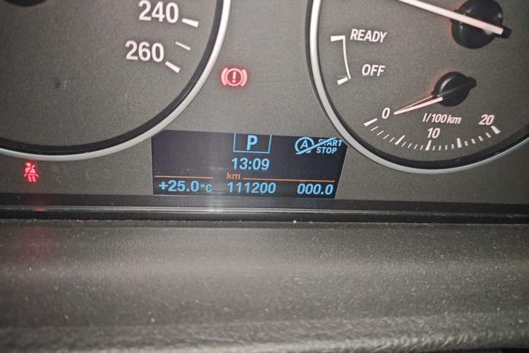 Used BMW 3 Series 2015 320i Fashion Model Odometer Close Up