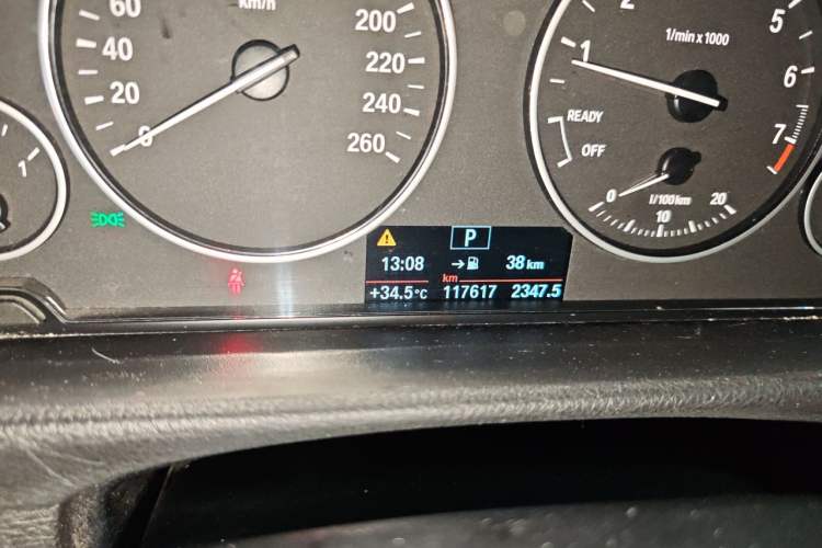 Used BMW 3 Series 2015 320Li Fashion Model Odometer Close Up