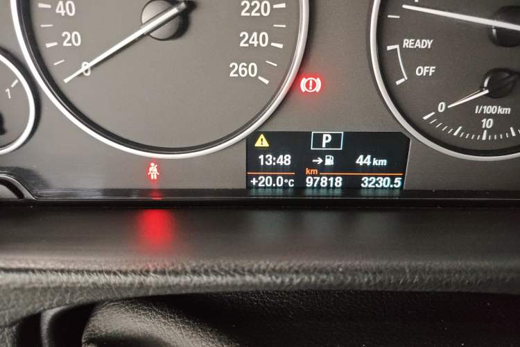 Used BMW 3 Series 2015 320Li Luxury Edition Fashion Model Odometer Close Up