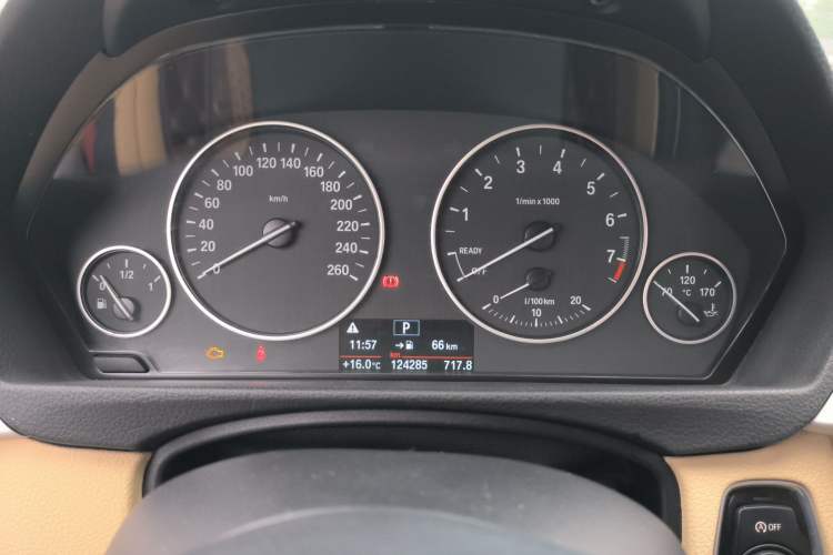 Used BMW 3 Series 2015 320Li Luxury Edition Fashion Model Odometer Close Up