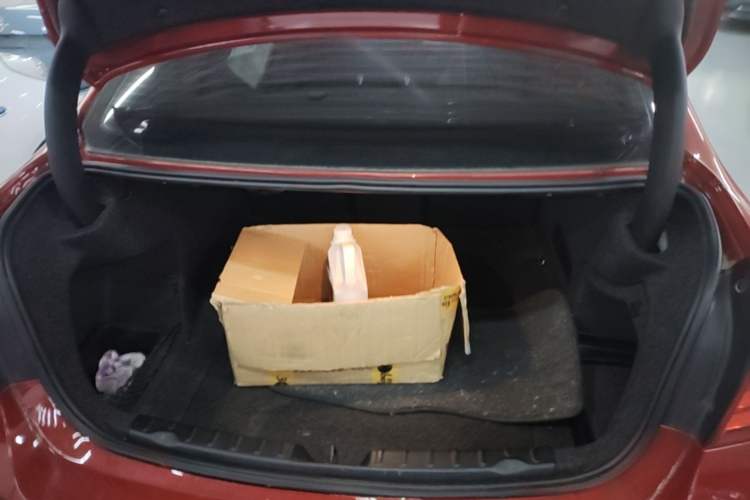 Used BMW 3 Series 2015 320i Luxury Line Stylish Edition Trunk