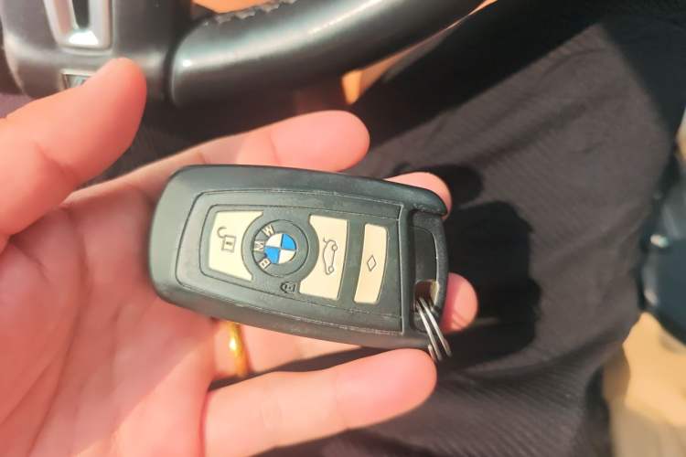 Used BMW 3 Series 2015 320i Luxury Line Stylish Edition Vehicle Key