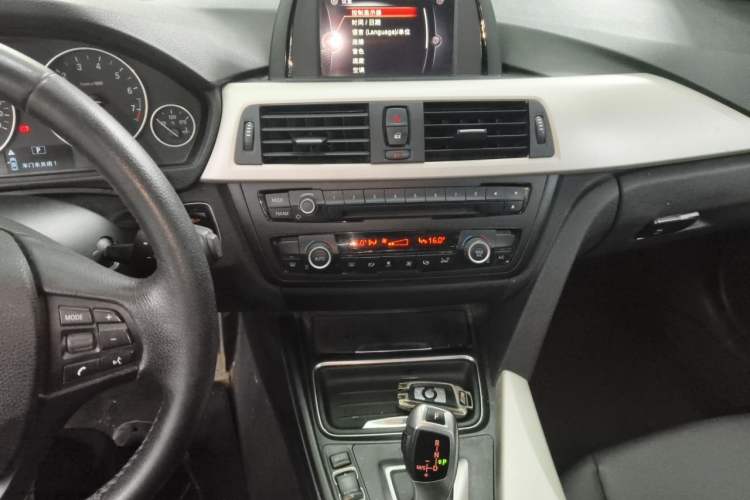 Used BMW 3 Series 2015 320Li Luxury Edition Fashion Model Audio And AC Panel