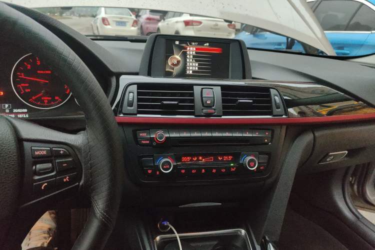 Used BMW 3 Series 2015 320Li Luxury Edition Fashion Model Audio And AC Panel