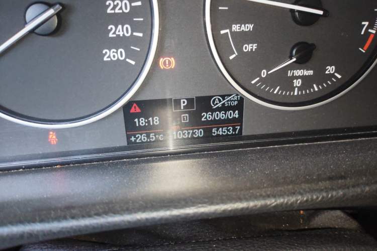 Used BMW 3 Series 2015 320Li Luxury Edition Fashion Model Odometer Close Up