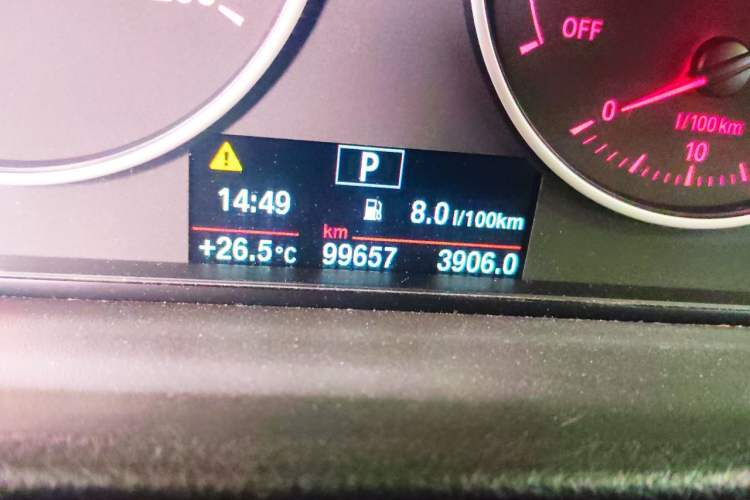 Used BMW 3 Series 2015 320Li Fashion Model Odometer Close Up