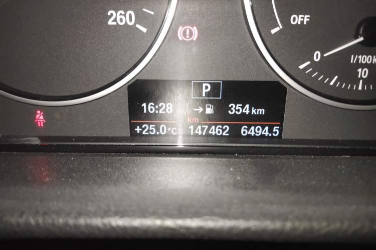 Used BMW 3 Series 2015 320Li Luxury Edition Fashion Model Odometer Close Up
