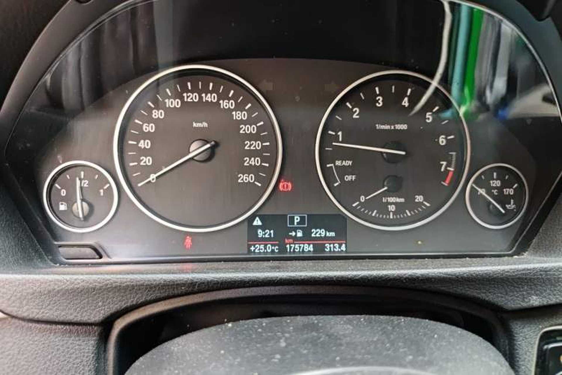 Used BMW 3 Series 2015 320Li Fashion Model Odometer Close Up