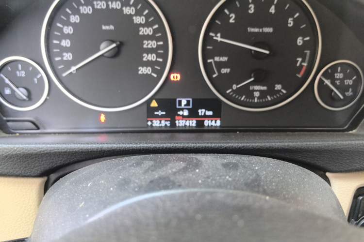 Used BMW 3 Series 2015 320Li Fashion Model Odometer Close Up