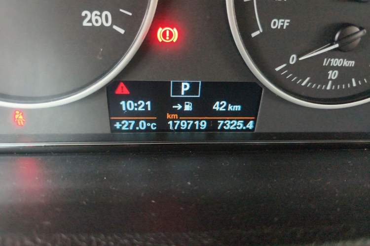 Used BMW 3 Series 2015 320Li Fashion Model Odometer Close Up