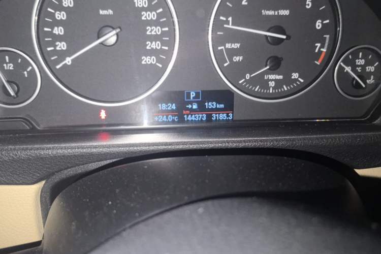 Used BMW 3 Series 2015 320Li Luxury Edition Fashion Model Odometer Close Up