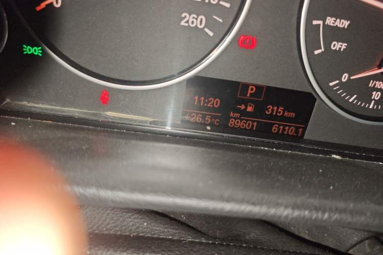 Used BMW 3 Series 2015 320Li Fashion Model Odometer Close Up