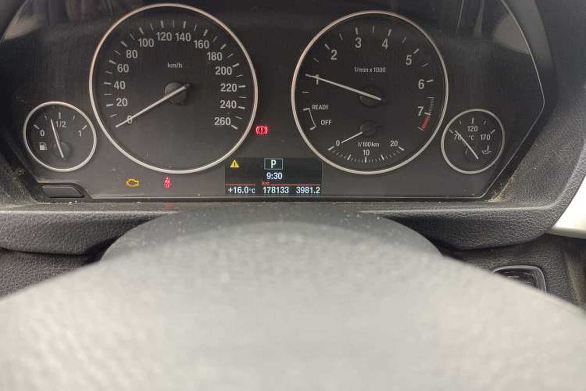 Used BMW 3 Series 2015 320Li Luxury Edition Fashion Model Odometer Close Up