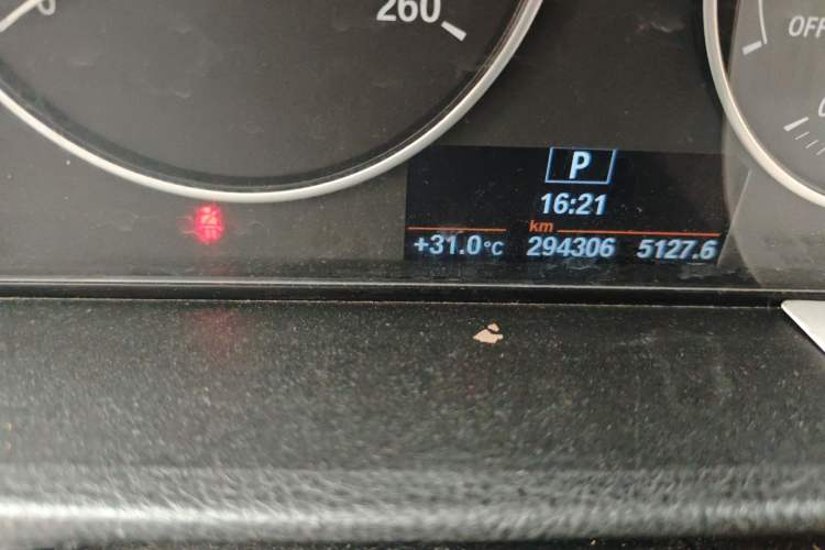 Used BMW 3 Series 2015 320Li Fashion Model Odometer Close Up