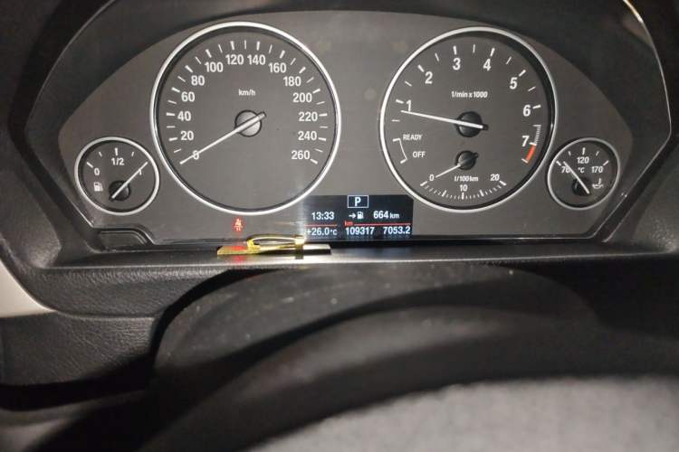 Used BMW 3 Series 2015 320Li Fashion Model Odometer Close Up