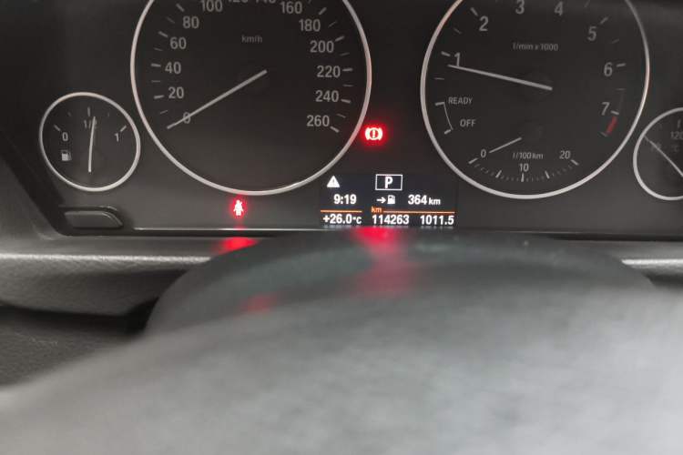 Used BMW 3 Series 2015 320Li Luxury Edition Fashion Model Odometer Close Up