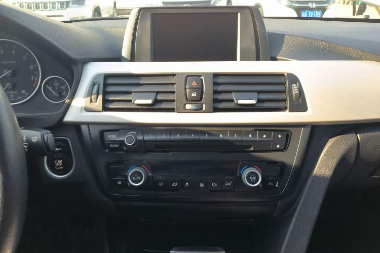 Used BMW 3 Series 2015 320Li Luxury Edition Fashion Model Audio And AC Panel