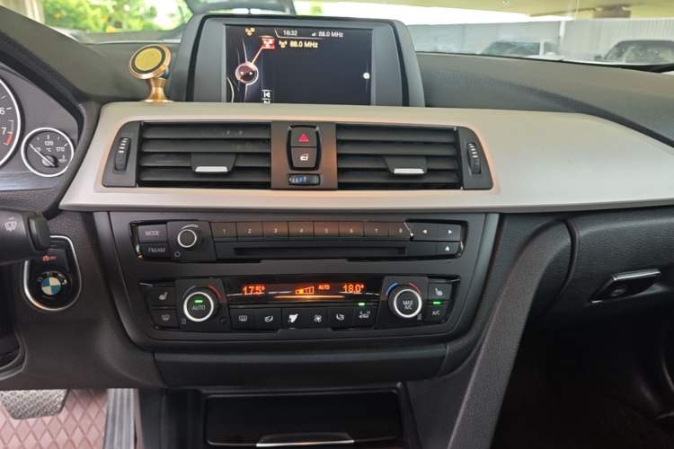 Used BMW 3 Series 2015 320i Fashion Model Audio And AC Panel