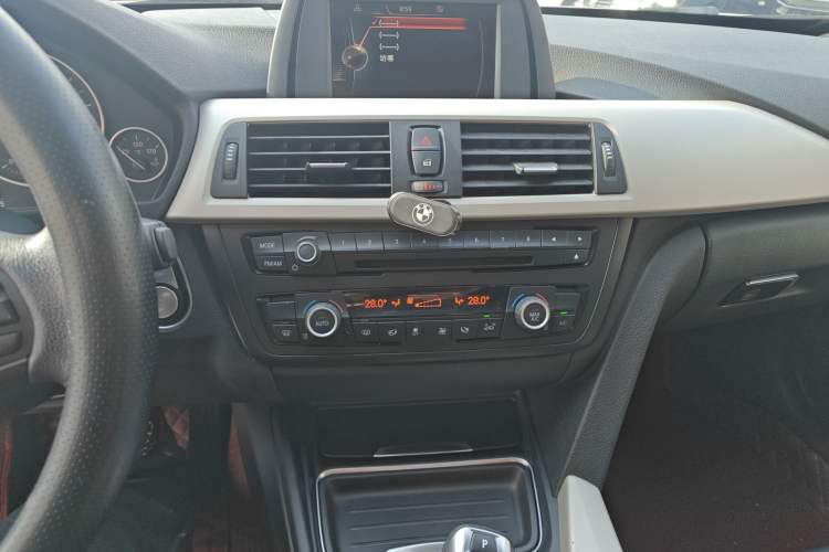 Used BMW 3 Series 2015 320Li Luxury Edition Fashion Model Audio And AC Panel