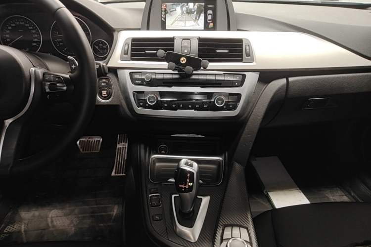 Used BMW 3 Series 2015 320Li Luxury Edition Fashion Model Audio And AC Panel