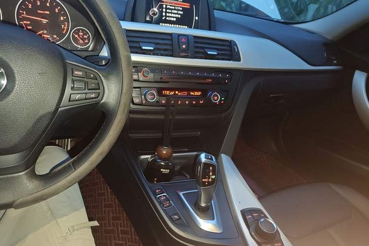 Used BMW 3 Series 2015 320Li Luxury Edition Fashion Model Audio And AC Panel