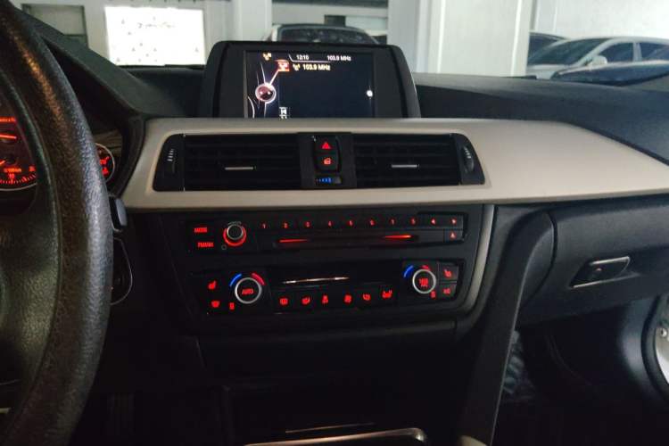 Used BMW 3 Series 2015 320Li Luxury Edition Fashion Model Audio And AC Panel