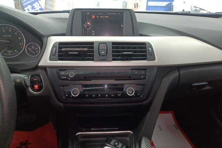 Used BMW 3 Series 2015 320Li Luxury Edition Fashion Model Audio And AC Panel