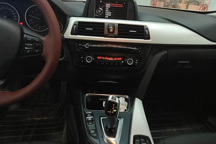 Used BMW 3 Series 2015 320i Luxury Line Stylish Edition Audio And AC Panel
