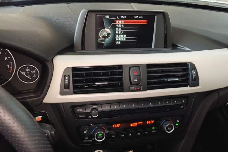 Used BMW 3 Series 2015 320i Fashion Model Audio And AC Panel