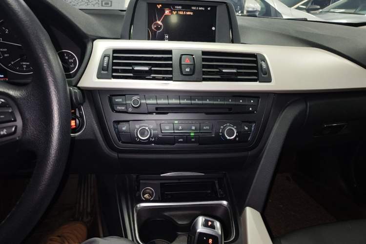 Used BMW 3 Series 2015 316Li Fashion Model Audio And AC Panel